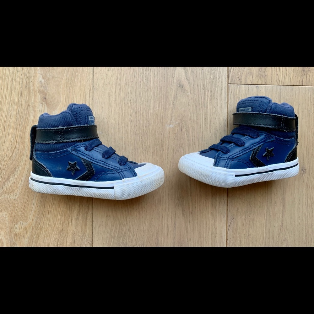 Size 5 Toddler Converse High-top Leather Sneaks